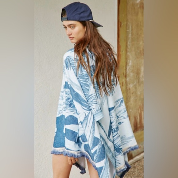 NWOT- Free People - Agua Bendita Blue and White Hooded Beach Poncho - Picture 5 of 8